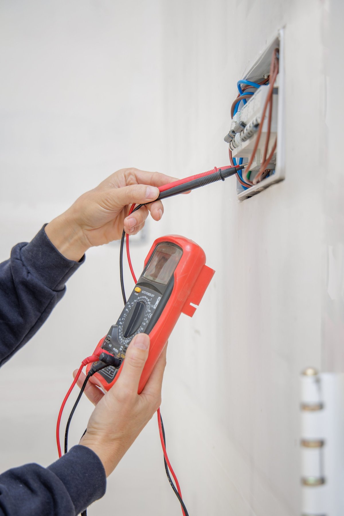 Elektricien voert diagnose uit op elektrische installatie
