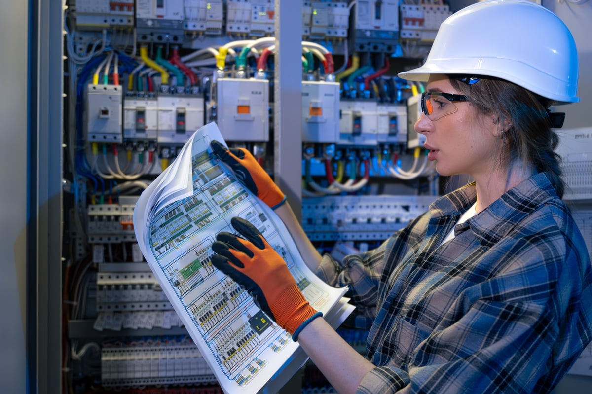 Elektricien beoordeelt bouwtekening en aansluitplan