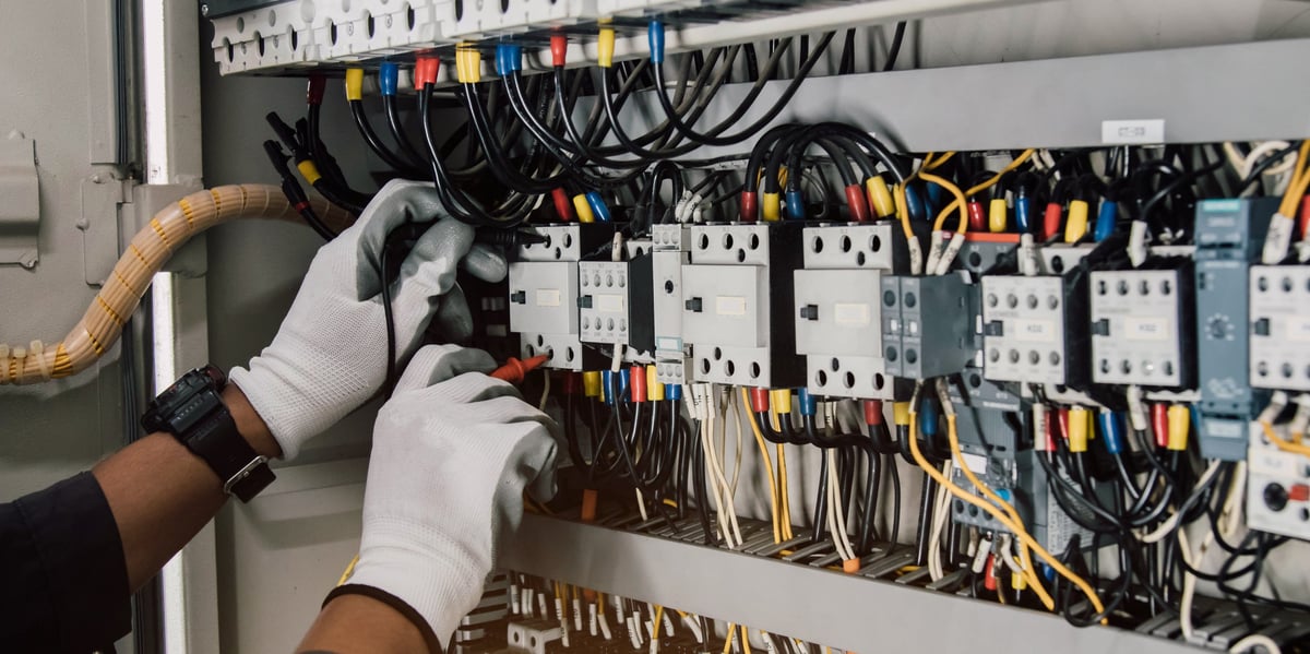 Elektricien werkt zorgvuldig aan een groepenkast