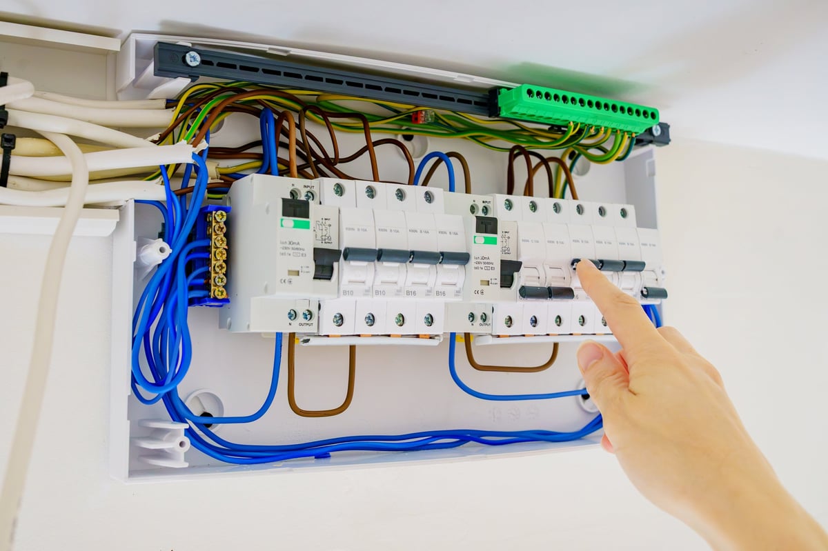 Elektricien inspecteert een groepenkast voor beoordeling